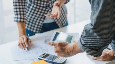 Ofisteki İşbirliği Kurumsal Tasarımcılar yeni bir proje üzerinde çalışıyorlar. Ofisteki inşaat alanında planlama tasarımı.