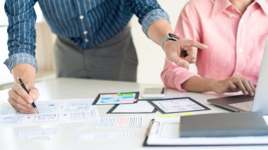 Takım Kullanıcı deneyimi (UX) tasarımcı yaratıcı grafik planlaması veya uygulama geliştirme cep telefonu veya akıllı telefon düzeni prototipi