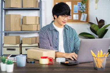 Asyalı girişimci girişimi küçük işletme girişimcisi KOBİ serbest çalışanı kutu ile çalışan çevrimiçi pazarlama paketleme ve dağıtım sahnesi ev ofis, çevrimiçi iş satıcı konsepti