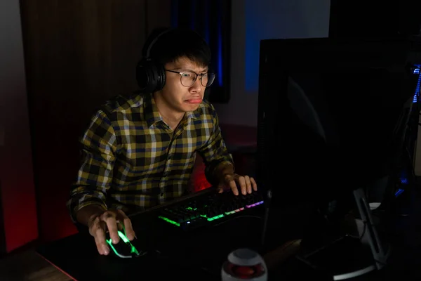 Asiatische Mann Gamer Kopfhörer Mit Der Hand Gestresst Fühlen Sich — Stockfoto