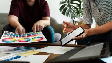 Orijinal Ürün Renklerini Ortak Çalışma Alanında Kullanım Koşullarını, Takım Çalışması Modern İşbirliği Konseptini Tartışmak için Yaratıcı Takım Toplantısı