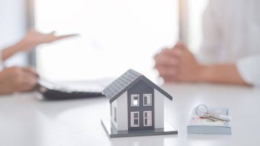 Satış temsilcisi bir ev veya daire satın almak veya kredi ve faiz oranlarını tartışmak için ev satın alma sözleşmesi teklif ediyor