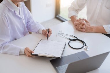 Tıp kliniğinde ya da hastane sağlık hizmetleri merkezinde, hastalara danışmanlık ve tanı sunan ve tıbbi bilgileri açıklayan doktor