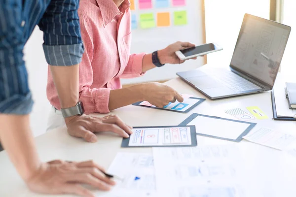 Equipo Diseñadores Gráficos Trabaja Junto Con Prototipo Teléfono Móvil Diseño — Foto de Stock