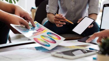 Orijinal Ürün Renklerini Ortak Çalışma Alanında Kullanım Koşullarını, Takım Çalışması Modern İşbirliği Konseptini Tartışmak için Yaratıcı Takım Toplantısı