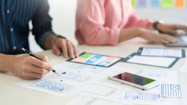 Grafik tasarımcıları ekibi UX UI tasarımcısı ile birlikte çalışarak uygulama şablonu planlama cep telefonu prototipi, Kullanıcı deneyimi konsepti.