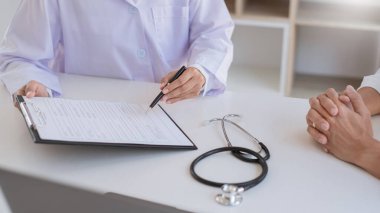 Doktor ve hasta danışmanları veya teşhis ve danışmanlık, tıp ve sağlık hizmetleri konsepti hakkında tartışmalar