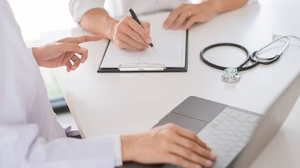 Médico Paciente Consultan Discuten Sobre Diagnóstico Dan Consejos Medicina Concepto —  Fotos de Stock