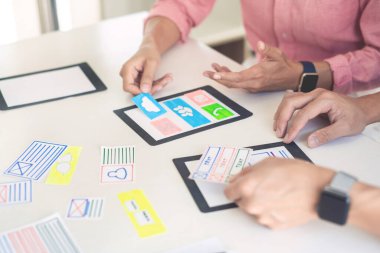 Takım Kullanıcı deneyimi (UX) tasarımcı yaratıcı grafik planlaması veya uygulama geliştirme cep telefonu veya akıllı telefon düzeni prototipi