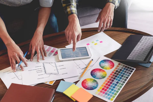 Reunião Equipe Criativa Para Discutir Termos Uso Das Cores Originais — Fotografia de Stock