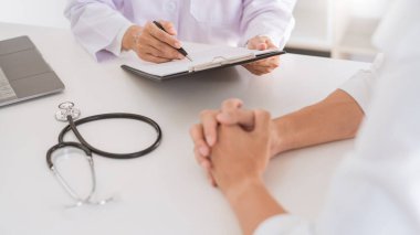 Tıp kliniğinde ya da hastane sağlık hizmetleri merkezinde, hastalara danışmanlık ve tanı sunan ve tıbbi bilgileri açıklayan doktor