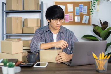 Asyalı girişimci girişimi küçük işletme girişimcisi KOBİ serbest çalışanı kutu ile çalışan çevrimiçi pazarlama paketleme ve dağıtım sahnesi ev ofis, çevrimiçi iş satıcı konsepti