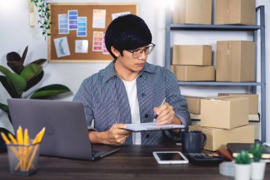 Asyalı girişimci girişimi küçük işletme girişimcisi KOBİ serbest çalışanı kutu ile çalışan çevrimiçi pazarlama paketleme ve dağıtım sahnesi ev ofis, çevrimiçi iş satıcı konsepti