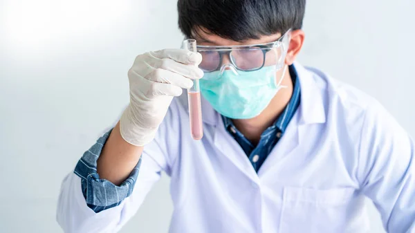 Cientista Desgaste Jaleco Desgaste Protetor Estão Trabalhando Com Pesquisa Fazer — Fotografia de Stock