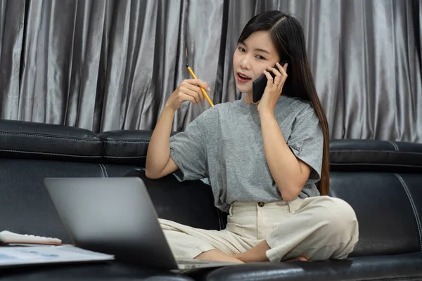 Vonzó Fiatal Gyönyörű Ázsiai Dolgozik Laptop Dokumentum Beszél Okostelefon Beltéri — Stock Fotó