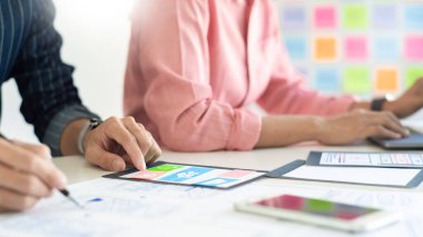 Grafik tasarımcıları ekibi UX UI tasarımcısı ile birlikte çalışarak uygulama şablonu planlama cep telefonu prototipi, Kullanıcı deneyimi konsepti.
