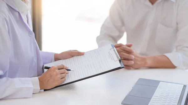 Dokter Dan Pasien Berkonsultasi Atau Mendiskusikan Tentang Diagnosis Dan Memberikan — Stok Foto