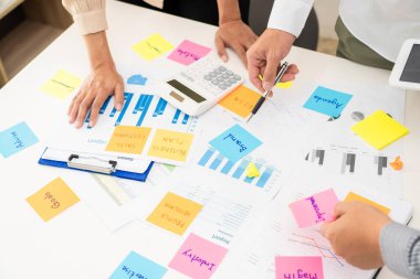 Beyin fırtınası yapan yaratıcı iş adamları masa veya masadaki fikirleri paylaşmak için yapışkan notlar kullanırlar.