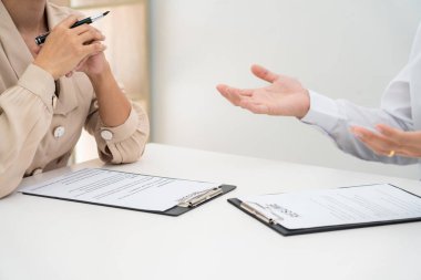 İş görüşmesi ve işe alım, iş görüşmesine katılan işadamı adayı modern ofis alanındaki işletme müdürüne profilini açıklıyor. İş danışmanlığı veya istihdam kavramı