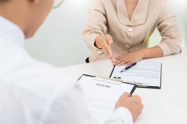 İş görüşmesi ve işe alım, iş görüşmesine katılan işadamı adayı modern ofis alanındaki işletme müdürüne profilini açıklıyor. İş danışmanlığı veya istihdam kavramı