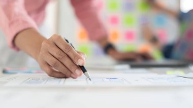 Takım Kullanıcı deneyimi (UX) tasarımcı yaratıcı grafik planlaması veya uygulama geliştirme cep telefonu veya akıllı telefon düzeni prototipi