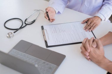 Tıp kliniğinde ya da hastane sağlık hizmetleri merkezinde, hastalara danışmanlık ve tanı sunan ve tıbbi bilgileri açıklayan doktor