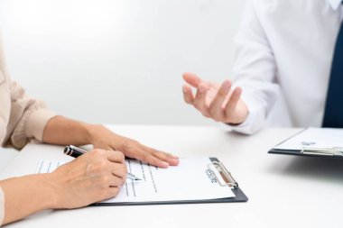 İş görüşmesi ve işe alım, iş görüşmesine katılan işadamı adayı modern ofis alanındaki işletme müdürüne profilini açıklıyor. İş danışmanlığı veya istihdam kavramı