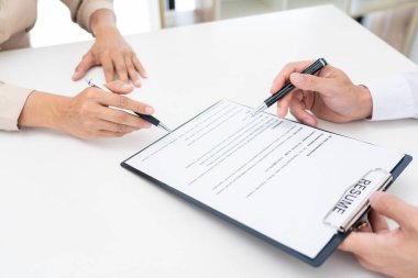 İş görüşmesi ve işe alım, iş görüşmesine katılan işadamı adayı modern ofis alanındaki işletme müdürüne profilini açıklıyor. İş danışmanlığı veya istihdam kavramı