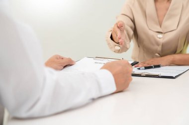 İş adamı adayı adayının görüşme odası, kariyer ve yerleştirme konseptinde İK yöneticileriyle görüşülmesi 