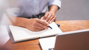 Öğrenci öğrenme çevrimiçi dersini laptoplu bilgisayar kullanarak ve iş yerinde not defteri yazarak kapat, E öğrenme ve çevrimiçi çalışma konsepti