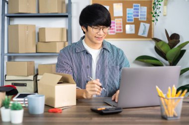 Asyalı girişimci girişimi küçük işletme girişimcisi KOBİ serbest çalışanı kutu ile çalışan çevrimiçi pazarlama paketleme ve dağıtım sahnesi ev ofis, çevrimiçi iş satıcı konsepti