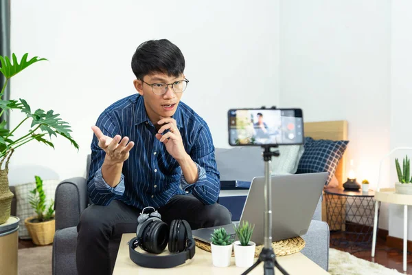 Homem Asiático Blogueiro Tecnologia Influenciador Mídia Social Apresentando Comentando Sobre — Fotografia de Stock
