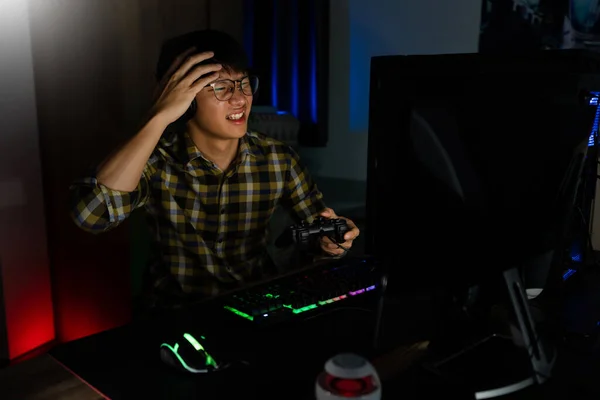 Asiatische Mann Gamer Kopfhörer Mit Der Hand Gestresst Fühlen Sich — Stockfoto