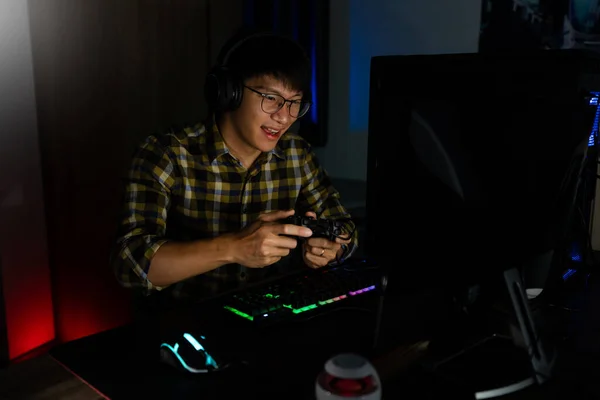 Knappe Opgewonden Aziatische Gamer Man Hoofdtelefoon Genieten Verheugen Tijdens Het — Stockfoto