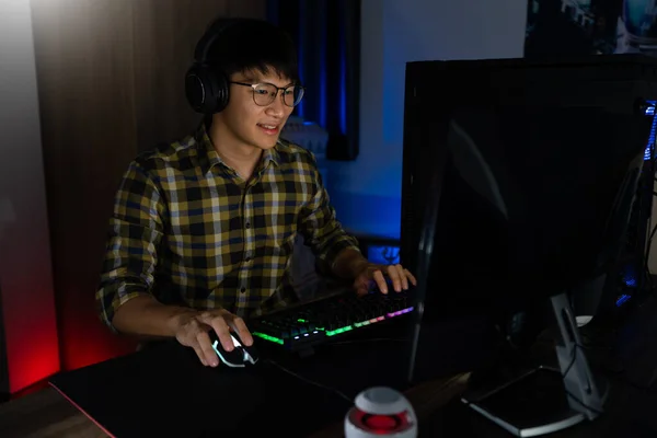 Guapo Emocionado Jugador Asiático Chico Los Auriculares Disfrutar Regocijo Jugar —  Fotos de Stock