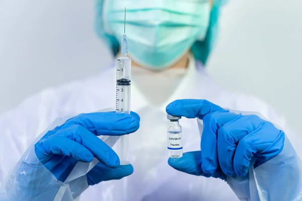 科学者 研究者の手で青い手袋やヒト臨床注射試験のための保護スーツの準備ワクチン接種Covid 19コロナウイルスワクチン接種生物学的危険概念 — ストック写真