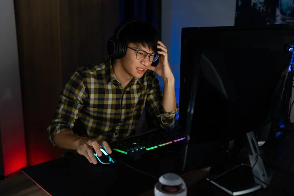 Asiatische Mann Gamer Kopfhörer Mit Der Hand Gestresst Fühlen Sich — Stockfoto