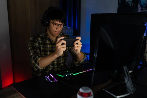 사이버 스포츠 게이머는 어두운 집에서 컴퓨터로 비디오 게임을 스포츠 컨셉에 — 스톡 사진
