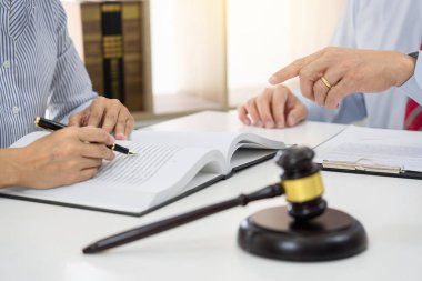 Ofisinde çalışan profesyonel sekreter avukat, güven firması, avukatlık hukuku ve hukuk hizmetleri konsepti müvekkil danışmanlığı sözleşmesi imzalıyor..