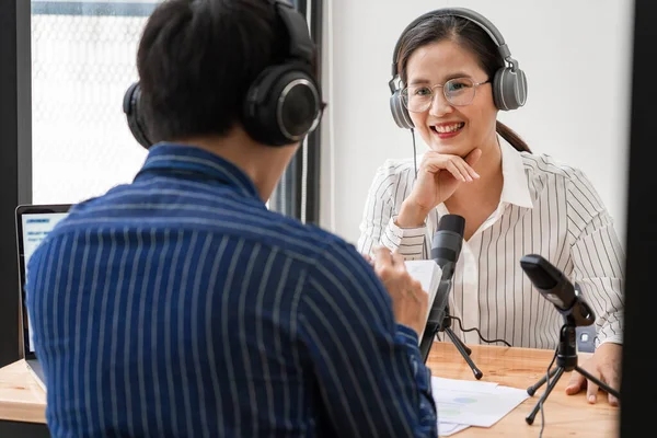 Asiática Mujer Radio Hosts Gesto Micrófono Mientras Entrevista Hombre Invitado — Foto de Stock