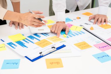 Beyin fırtınası yapan yaratıcı iş adamları masa veya masadaki fikirleri paylaşmak için yapışkan notlar kullanırlar.