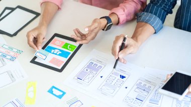 Grafik tasarımcıları ekibi UX UI tasarımcısı ile birlikte çalışarak uygulama şablonu planlama cep telefonu prototipi, Kullanıcı deneyimi konsepti.