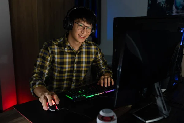 Schöne Aufgeregte Asiatische Gamer Kerl Kopfhörern Genießen Und Jubeln Während — Stockfoto