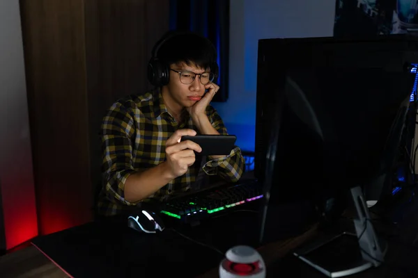 Asiatische Mann Gamer Kopfhörer Mit Der Hand Gestresst Fühlen Sich — Stockfoto