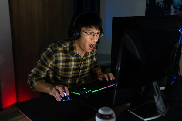 Involverad Asiatisk Man Cyber Sport Gamer Koncentrerad Spela Dataspel Natten — Stockfoto