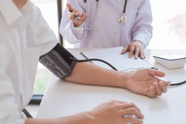 Médico Midiendo Comprobando Presión Arterial Del Paciente Hospital Salud Concepto — Foto de Stock