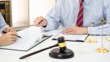 Ofisinde çalışan profesyonel sekreter avukat, güven firması, avukatlık hukuku ve hukuk hizmetleri konsepti müvekkil danışmanlığı sözleşmesi imzalıyor..