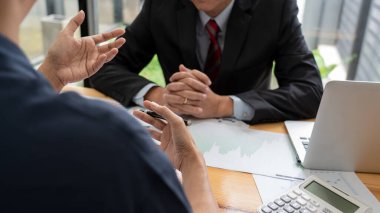 İş dünyasından profesyoneller masa başında iş arkadaşlarıyla görüşüyor, birlikte çalışıyor, ofiste tartışmalar ve planlama üzerine beyin fırtınası yapıyorlar..