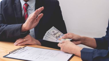 Kendine güvenen işadamı, ortaktan anlaşma teklifi reddediyor veya rüşvet, rüşvet ve yolsuzluk kavramını reddediyor