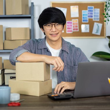 Karton kutuda çalışan Asyalı işadamı KOBİ girişimcisi veya serbest çalışan girişimci müşteri, çevrimiçi satış, e-ticaret, ambalaj ve nakliye kavramı için teslimat kutusu hazırlar